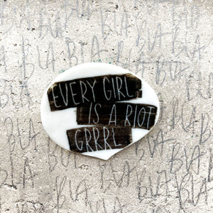 Spilla EVERY GIRL IS A RIOT GRRRL