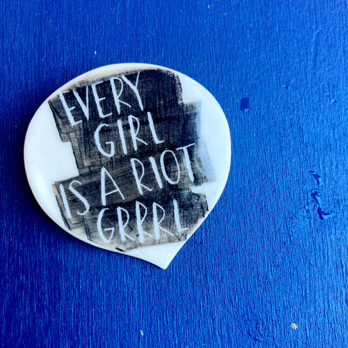 Spilla EVERY GIRL IS A RIOT GRRRL